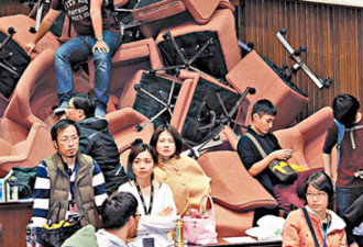 200名学生占领台湾立法院爆激烈推撞
