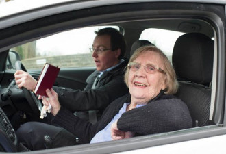 94岁老妇成最年长驾驶教练 无退休打算