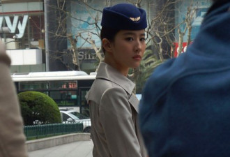 刘亦菲拍戏遭围观 空姐造型现身超美艳