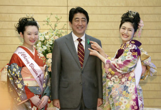 安倍官邸接见日本樱花女王和樱花公主