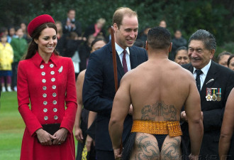 威廉访问新西兰 尴尬接见半裸毛利人