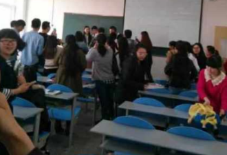 “最美英语老师”遭围观 保安阻蹭课生