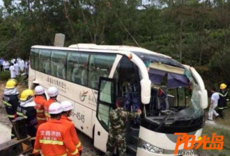 海南载46名小学生巴士侧翻 致8人死亡
