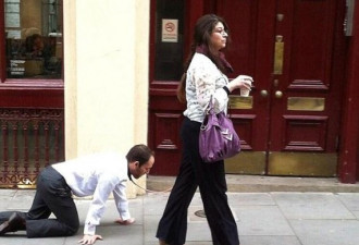 伦敦街头奇景 女子狗皮带“遛男人”