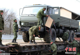 俄重装甲部队开进克里米亚 局势更紧张
