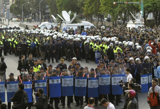 马英九拒绝退回服贸协议 台20万人游行