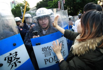 台湾学生民众占据&quot;行政院&quot; 遭警驱离