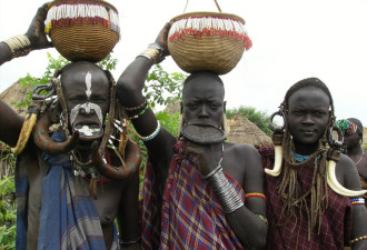 非洲唇盘族：即将消失的原始部落文化