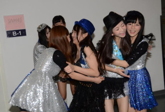 SNH48玩集体女女吻 称要与汪峰争头条