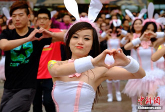 性感“兔女郎”秀 “快闪”北京街头