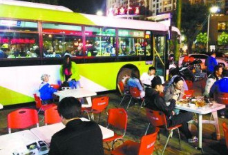北京烧烤店避城管 公交车上开大排档
