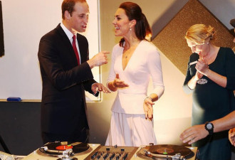 凯特王妃着V领粉裙访澳 客串DJ玩打碟