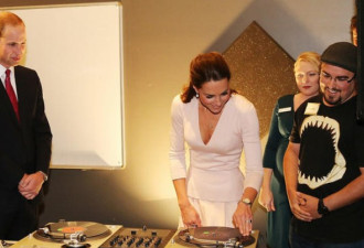 凯特王妃着V领粉裙访澳 客串DJ玩打碟
