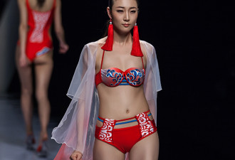 实拍中国国际时装周 泳装模特挺翘身材