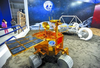 中国月球车亮相 可折叠最多承载两人