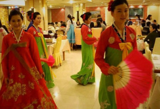 中国餐厅里的朝鲜女生 穿梭于奢靡间