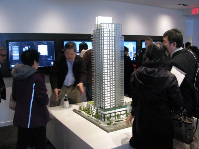 Google搜尋預估,今春加國房市交易量將增加,隨後放緩。民眾且拭目以待。圖為民眾參觀預售建案。(本報資料照片)
