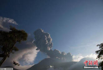 厄瓜多尔火山爆发 浓烟万米好似末日