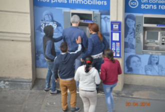 巴黎匪徒趁游客取钱时抢劫 悄悄包围