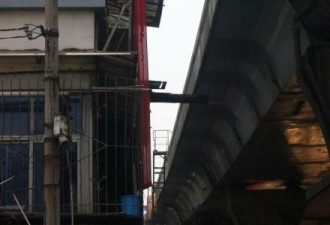 武汉高架桥贴居民楼 居民垃圾空袭泄愤