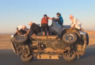 沙特冒险者在汽车行驶过程中成功换胎