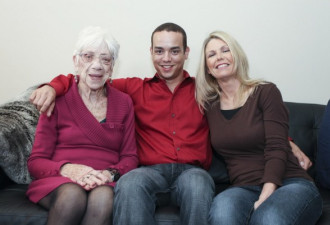 美31岁男子携91岁女友与母亲拍温馨照