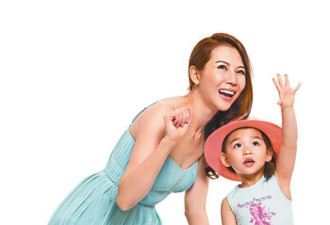 蔡少芬与女儿拍广告 母女互动温馨十足
