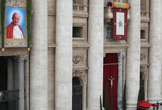 梵蒂冈为两名已故前教皇举行封圣仪式