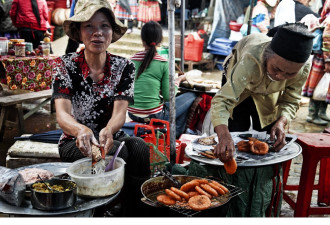 越南人真实生活：地摊小吃你敢举箸吗