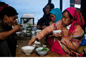 越南人真实生活：地摊小吃你敢举箸吗
