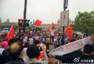 杭州建垃圾焚烧厂 市民披五星红旗示威