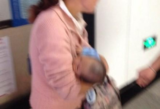 上海女子抱婴儿小跑 被当人贩子抓走
