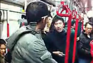 印度男子香港地铁殴打乘客 无人制止