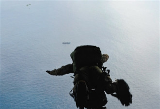 美军伞兵飞11小时空降 为救中国渔民