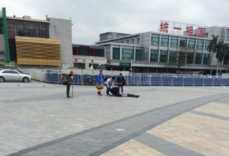 广州火车站4名男子持刀砍人 警方开枪