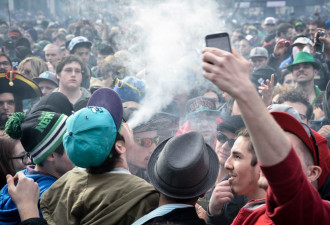 图：多伦多千人齐聚吸大麻 吞云吐雾