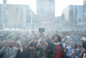 图：多伦多千人齐聚吸大麻 吞云吐雾