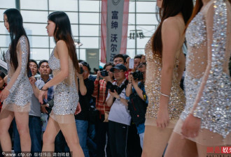 众多美女车模惊艳五一车展 成镜头焦点