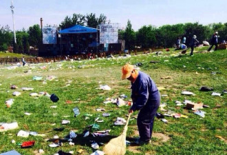 北京草莓音乐节后 公园草地遍地垃圾