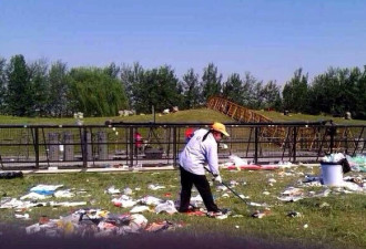 北京草莓音乐节后 公园草地遍地垃圾
