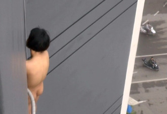 广西女子全裸欲跳11楼 数百人围观拍照