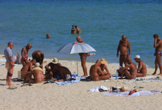 三亚海滩再现裸晒者 女游客吓得不敢靠近