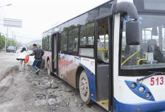 武汉最破公路 车窗被震掉孕妇险流产