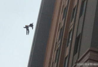 上海消防员被热浪推下楼 坠亡瞬间曝光