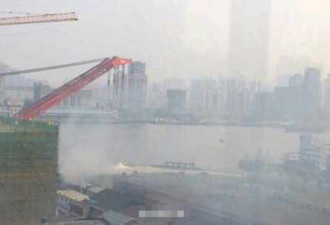 上海消防员被热浪推下楼 坠亡瞬间曝光