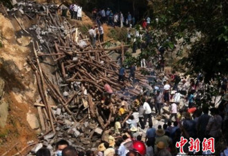 广东一条石拱桥发生崩塌 超过25人被埋