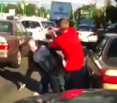 路怒事件在夏天時有所聞,圖為兩名男子去年在溫哥華街道上因行車問題而發生打鬥,被人拍攝後放上網路。(Youtube)