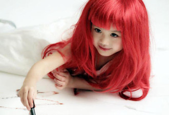 钟丽缇小女考拉美貌 红发似梦幻美人鱼