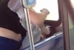 女子在公共汽车上闹事 拿刀威胁踹小孩