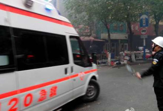 新疆爆案现场：有车辆燃烧 摊贩奔逃